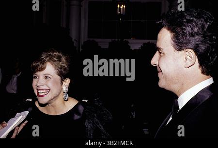 3. April 2015: Washington, District of Columbia, Vereinigte Staaten von Amerika - Washington, DC. 2.-20-1991. Katherine Couric und ihr Mann Jay Monahan kommen im Weißen Haus an, um an einem Staatsessen zu Ehren von Königin MargretheIIof Dänemark teilzunehmen. Katherine Anne ''Katie'' Couric January ist eine amerikanische Journalistin und Autorin. Sie ist derzeit Yahoo Global News Anchor. Couric war Fernsehmoderator bei allen großen drei Fernsehsendern in den Vereinigten Staaten. Sie arbeitete von 1989 bis 2006 für NBC News, von 2006 bis 2011 für CBS News und von 2011 bis 2014 für ABC News. Zusätzlich zu ihren Fernsehnachrichten r Stockfoto