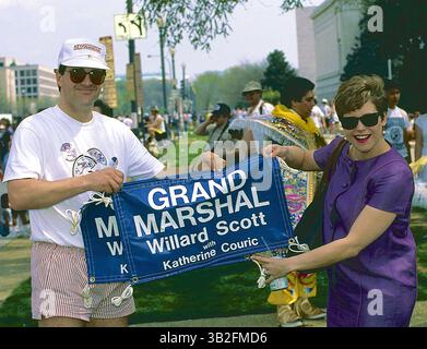 3. April 2015: Washington, District of Columbia, Vereinigte Staaten von Amerika - Washington, DC. 4.-6. 1991. Katherine Couric bei der Kirschblütenparade in washington DC. Katherine Anne ''Katie'' Couric January ist eine US-amerikanische Journalistin und Autorin. Sie ist derzeit Yahoo Global News Anchor. Couric war Fernsehmoderator bei allen großen drei Fernsehsendern in den Vereinigten Staaten. Sie arbeitete von 1989 bis 2006 für NBC News, von 2006 bis 2011 für CBS News und von 2011 bis 2014 für ABC News. Zusätzlich zu ihren Rollen im Fernsehen moderierte sie Katie, eine syndizierte Talkshow, die von Disney produziert wurde Stockfoto