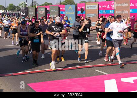 London, Großbritannien. April 2025. Die Läufer des TCS Marathon überqueren die Startlinie und nehmen an dem anspruchsvollen 26 km langen Rennen durch die Straßen Londons Teil. Quelle: Xiu Bao/Alamy Live News. Stockfoto