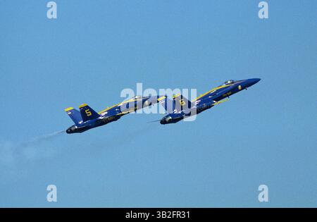 6. Mai 1992: Camp Springs, Maryland, Vereinigte Staaten von Amerika, Camp Springs, Maryland. 1992. Mai: Die Blue Angels der US Navy fliegen in einer Einzelformation während der jährlichen Flugschau auf der Andrews Air Force Base. . Die Blue Angels Air Shows demonstrieren choreografierte Flugfähigkeiten der Flight Demonstration Squadron der US Navy. Die Flugshows beinhalten anmutige, schnelle Kunstflugmanöver mit zwei, vier und sechs Flugzeugen, die in Formation fliegen. . Während ihrer Kunstflugvorführung fliegen die Blues sechs F/A-18 Hornet Flugzeuge, die in die Diamond Formation (Blue Angels 1 bis 4) und die Lead und die gegenüberliegenden Soli aufgeteilt sind Stockfoto