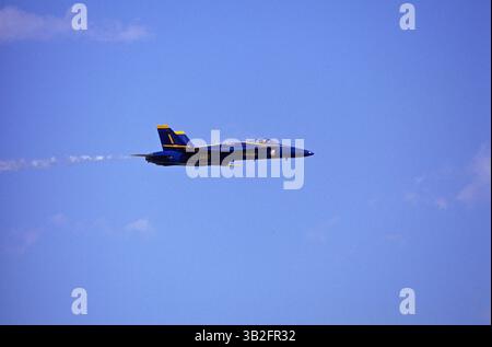 6. Mai 1990: Camp Springs, Maryland, Vereinigte Staaten von Amerika, Camp Springs, Maryland. 1990. Mai: Der Blue Angel der US Navy fliegt in einer Einzelformation während der jährlichen Flugschau auf der Andrews Air Force Base. . Die Blue Angels Air Shows demonstrieren choreografierte Flugfähigkeiten der Flight Demonstration Squadron der US Navy. Die Flugshows beinhalten anmutige, schnelle Kunstflugmanöver mit zwei, vier und sechs Flugzeugen, die in Formation fliegen. . Während ihrer Kunstflugvorführung fliegen die Blues sechs F/A-18 Hornet Flugzeuge, die in die Diamond Formation (Blue Angels 1 bis 4) und die Lead und die gegenüberliegenden Soli aufgeteilt sind Stockfoto