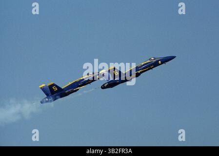 6. Mai 1992: Camp Springs, Maryland, Vereinigte Staaten von Amerika, Camp Springs, Maryland. 1992. Mai: Die Blue Angels der US Navy fliegen in einer Einzelformation während der jährlichen Flugschau auf der Andrews Air Force Base. . Die Blue Angels Air Shows demonstrieren choreografierte Flugfähigkeiten der Flight Demonstration Squadron der US Navy. Die Flugshows beinhalten anmutige, schnelle Kunstflugmanöver mit zwei, vier und sechs Flugzeugen, die in Formation fliegen. . Während ihrer Kunstflugvorführung fliegen die Blues sechs F/A-18 Hornet Flugzeuge, die in die Diamond Formation (Blue Angels 1 bis 4) und die Lead und die gegenüberliegenden Soli aufgeteilt sind Stockfoto