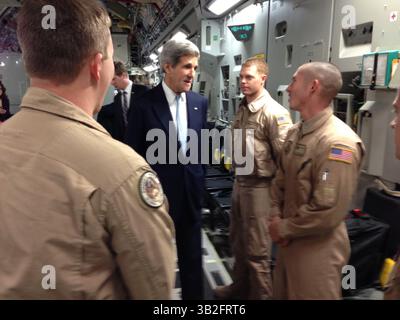 24. März 2013 – Bagdad, Irak – US-Außenminister John Kerry begrüßt die Flugbesatzung der Air Force, die ihn am 24. März 2013 nach Bagdad, Irak, transportierte. (Kreditbild: © US State Department/Planet Pix via ZUMA Wire) Stockfoto