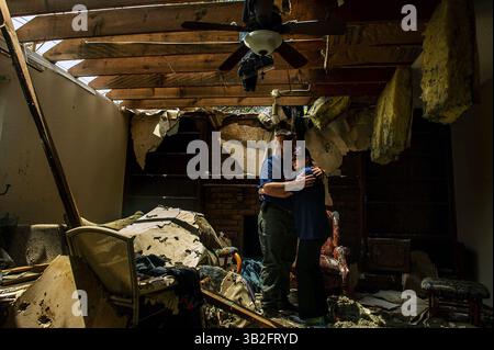 Mai 2013 - Moore, OK, USA - US Air Force Tech. Sgt. Rhonda Stockstill umarmt Ehemann Lendle Stockstill 27. Mai 2013 in den zerstörten Überresten ihres ehemaligen Hauses, das durch einen EF-5 Tornado zerstört wurde, der durch ihre Nachbarschaft in Moore, OK. Die Stockstills drängten sich unter der Treppe, als der Sturm ihr Haus verwüstete. Nach dem Vorfall eilte der Airman, Studenten und Lehrkörpermitgliedern medizinische Hilfe zu leisten, die verletzt und in der nahe gelegenen Briarwood Elementary School gefangen waren. Sergeant Stockstill ist ein chirurgischer Techniker der 72. Medizinischen Gruppe auf der Tinker Air Force Base, OK Stockfoto