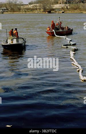 6. April 2015 - Washington, District of Columbia, Vereinigte Staaten von Amerika - Washington, DC. 1-20-1992. Ein Fehler eines Mitarbeiters der Erdölfirma und ein kaputtes Ventil verursachten am frühen Sonntag das Leck von etwa 3.400 Gallonen Heizöl in den Anacostia River. Beamte der Firma sagten gestern, während die Besatzungen weiter aufgeräumt wurden. Feuerwehrleute und Beamte der US-Küstenwache arbeiteten den ganzen Tag daran, die Unfälle einzudämmen, indem sie die Ufer der Anacostia mit saugfähigen Matten auskleideten, die wie Vorhänge unter der Wasseroberfläche hangen. die Unfälle ereigneten sich auf halbem Weg zwischen den Brücken Sousa und 11th Street, Beamte sa Stockfoto