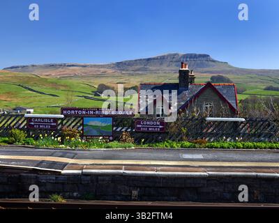 UK, North Yorkshire, Yorkshire Dales, Horton-in-Ribblesdale Bahnhof mit Pen-y-Ghent in der Ferne. Stockfoto