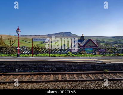 UK, North Yorkshire, Yorkshire Dales, Horton-in-Ribblesdale Bahnhof mit Pen-y-Ghent in der Ferne. Stockfoto