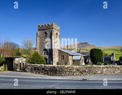 UK, North Yorkshire, Yorkshire Dales, Horton-in-Ribblesdale, St. Oswald's Church mit Pen-y-Ghent in der Ferne. Stockfoto