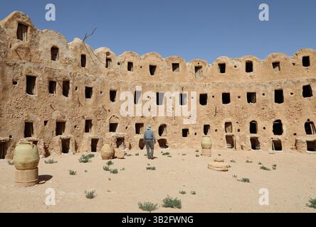 Archäologe in einem alten Getreidelager im Staat Libyen Stockfoto