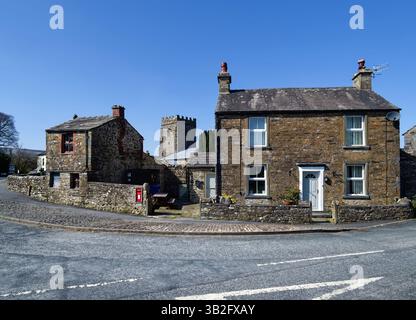 UK, North Yorkshire, Yorkshire Dales, Horton-in-Ribblesdale, St Oswald's Church und Rose Cottage. Stockfoto