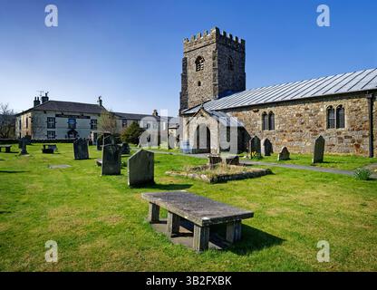 Großbritannien, North Yorkshire, Yorkshire Dales, Horton-in-Ribblesdale, St. Oswald's Church mit dem Golden Lion Hotel im Hintergrund. Stockfoto