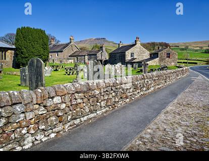 UK, North Yorkshire, Yorkshire Dales, Horton-in-Ribblesdale, St. Oswald's Church Friedhof mit Pen-y-Ghent in der Ferne. Stockfoto