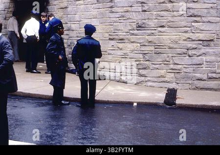Februar 2015 - Washington, District of Columbia, Vereinigte Staaten von Amerika - Washington, D.C. 3-30-1981.D.C. Die Polizei, FBI und Secret Service Agenten stehen vor der Auffahrt zum Washington Hilton Hotel an dem Tatort, an dem Präsident Ronald Reagan und drei andere von Assassian John Hinckley Jr. erschossen wurden Blut von James Bradys Kopfwunde ist auf dem Gitter im Bürgersteig zu sehen, wo er nach dem Schuss fiel. . Abbildung: Mark Reinstein (Bild: © Mark Reinstein via ZUMA Wire) Stockfoto