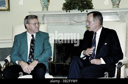 3. April 2015: Washington, District of Columbia, Vereinigte Staaten von Amerika - Washington, DC. 9.-18.-1991. Präsident George H.W. Bush trifft sich im Oval Office des Weißen Hauses mit Doktor Harvey D. Blankespoor (PhD), der zum Professor des Jahres ernannt wurde. Dr. Blankespoor lehrt Biologie am Hope College in Holland, Michigan. . Abbildung: Mark Reinstein (Bild: © Mark Reinstein via ZUMA Wire) Stockfoto