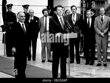 17. April 2015 - Washington, District of Columbia, Vereinigte Staaten von Amerika - Washington, DC. 2-13-1984.Präsident Ronald Reagan mit König Hussein II. Von Jordanien am südlichen Portico des Weißen Hauses zum Abschluss ihres Treffens. Credit: Mark Reinstein (Credit Image: © Mark Reinstein via ZUMA Wire) Stockfoto
