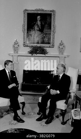 17. April 2015 - Washington, District of Columbia, Vereinigte Staaten von Amerika - Washington, DC. 2.-13.-1984. Präsident Ronald Reagan trifft sich mit König Hussein II. Von Jordanien im Oval Office des Weißen Hauses. Credit: Mark Reinstein (Credit Image: © Mark Reinstein Via ZUMA Wire) Stockfoto