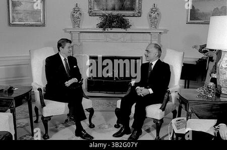 17. April 2015 - Washington, District of Columbia, Vereinigte Staaten von Amerika - Washington, DC. 2.-13.-1984. Präsident Ronald Reagan trifft sich mit König Hussein II. Von Jordanien im Oval Office des Weißen Hauses. Credit: Mark Reinstein (Credit Image: © Mark Reinstein Via ZUMA Wire) Stockfoto