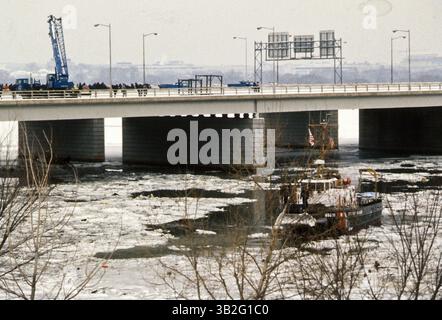 30. August 2015 – Washington, District of Columbia, Vereinigte Staaten von Amerika – Washington, D.C. 1-14-1982. Am 13. Januar 1982 stürzte Air Florida Flug 90 in die 14th Street Bridge von Washington, D.C. ab und fiel kurz nach dem Start in den Potomac River. Insgesamt kamen 70 Passagiere, 4 Besatzungsmitglieder und 4 Autofahrer auf der Brücke ums Leben. Der Absturz der Boeing 737-200 war darauf zurückzuführen, dass ein Anti-Icing-System außer Betrieb gelassen wurde, das Gebiet des Potomac River zwischen den beiden Abschnitten der 14th Street Bridge, nur wenige Meter von der Küste von Virginia entfernt, wo Air Florida in das gefrorene Wasser sank. Quelle: Mark Reinstein Stockfoto