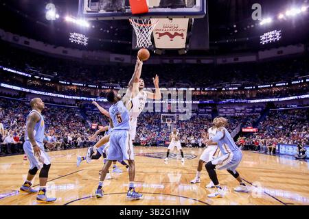 17. November 2015: Ryan Anderson (33) schießt gegen Denver Nuggets Forward will Barton (5) während eines NBA-Basketballspiels zwischen den Denver Nuggets und den New Orleans Pelicans im Smoothie King Center in New Orleans, LA. Denver Nuggets besiegten die New Orleans Pelicans von 115 bis 98. Stephen Lew/CSM(Bild: © Stephen Lew/CSM via ZUMA Wire) Stockfoto