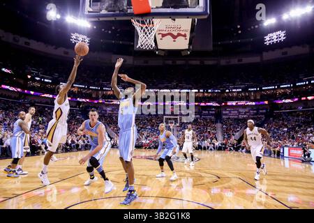 17. November 2015: New Orleans Pelicans schützen ISH Smith (4) Shoots über Denver Nuggets Forward will Barton (5) während eines NBA-Basketballspiels zwischen den Denver Nuggets und den New Orleans Pelicans im Smoothie King Center in New Orleans, LA. Denver Nuggets besiegten die New Orleans Pelicans von 115 bis 98. Stephen Lew/CSM(Bild: © Stephen Lew/CSM via ZUMA Wire) Stockfoto