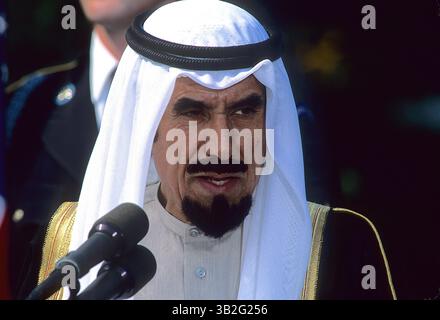 September 1990 - Washington, District of Columbia, Vereinigte Staaten von Amerika - Washington, DC. September 28-1990. Der Emir von Kuwait Scheich Jaber III Al-Ahmad Al-Jaber Al-Sabah spricht während seines Besuchs nach der Invasion Kuwaits durch den Irak mit der Presse auf dem Südrasen des Weißen Hauses. Der Krieg ist auch unter anderen Namen bekannt, wie dem Persischen Golfkrieg, dem Ersten Golfkrieg, dem Ersten Golfkrieg, dem Kuwaitenkrieg oder dem Ersten Irakkrieg, bevor der Begriff „Irakkrieg“ stattdessen mit dem Irakkrieg von 2003 identifiziert wurde (in den USA auch als „Freiheitsoperation“ bezeichnet). Kuwaits Invasion durch irakische Truppen begann 2 Stockfoto