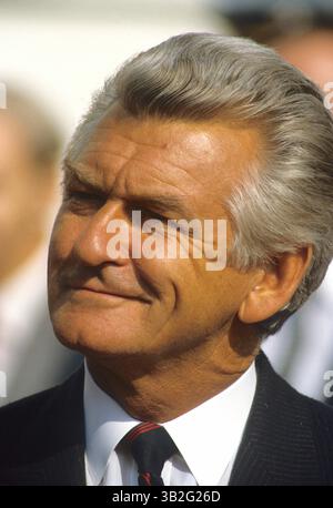 7. Februar 1985 - Washington, District of Columbia, Vereinigte Staaten von Amerika - Washington, D.C. 7.-1985. Robert Hawke Premierminister von Australien im Weißen Haus während eines offiziellen Arbeitsbesuchs, der von Präsident Ronald Reagan veranstaltet wurde. . Robert James Lee Hawke AC GCL ist ein australischer Politiker, der von 1983 bis 1991 23. Premierminister Australiens und Vorsitzender der Labor Party war. Nach einem Jahrzehnt als Präsident des Australian Council of Trade Unions wurde er 1980 in das Repräsentantenhaus als Labor MP for Wills gewählt. Drei Jahre später führte er Labor zu einem Erdrutschversuch gegen Stockfoto