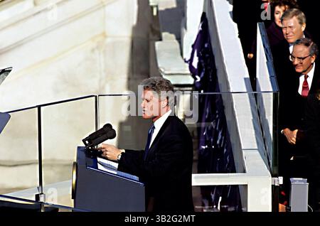 28. Februar 2012 - Washington, District of Columbia, Vereinigte Staaten von Amerika - Washington D.C. jan. 20. 1993.William Jefferson Clinton, der neu als 42. Präsident der Vereinigten Staaten vereidigt wurde, hält seine Antrittsrede an der Westfront des US-Kapitols. Credit: Mark Reinstein (Credit Image: © Mark Reinstein via ZUMA Wire) Stockfoto