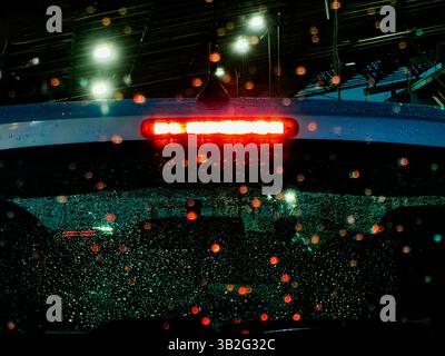 Rainy Night Lights: Abstrakte Bewegung Durch Glas Stockfoto