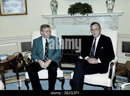 3. April 2015: Washington, District of Columbia, Vereinigte Staaten von Amerika - Washington, DC. 9.-18.-1991. Präsident George H.W. Bush trifft sich im Oval Office des Weißen Hauses mit Doktor Harvey D. Blankespoor (PhD), der zum Professor des Jahres ernannt wurde. Dr. Blankespoor lehrt Biologie am Hope College in Holland, Michigan. . Abbildung: Mark Reinstein (Bild: © Mark Reinstein via ZUMA Wire) Stockfoto