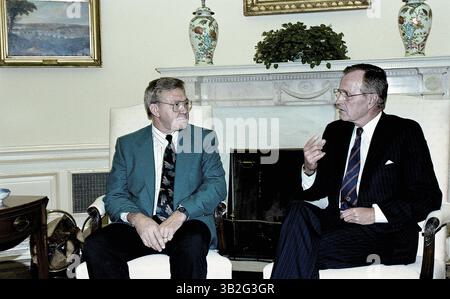 3. April 2015: Washington, District of Columbia, Vereinigte Staaten von Amerika - Washington, DC. 9.-18.-1991. Präsident George H.W. Bush trifft sich im Oval Office des Weißen Hauses mit Doktor Harvey D. Blankespoor (PhD), der zum Professor des Jahres ernannt wurde. Dr. Blankespoor lehrt Biologie am Hope College in Holland, Michigan. . Abbildung: Mark Reinstein (Bild: © Mark Reinstein via ZUMA Wire) Stockfoto