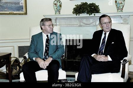3. April 2015: Washington, District of Columbia, Vereinigte Staaten von Amerika - Washington, DC. 9.-18.-1991. Präsident George H.W. Bush trifft sich im Oval Office des Weißen Hauses mit Doktor Harvey D. Blankespoor (PhD), der zum Professor des Jahres ernannt wurde. Dr. Blankespoor lehrt Biologie am Hope College in Holland, Michigan. . Abbildung: Mark Reinstein (Bild: © Mark Reinstein via ZUMA Wire) Stockfoto