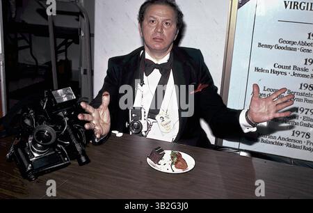 April 2015 - Washington, District of Columbia, Vereinigte Staaten von Amerika - Washington, DC. Dezember 1983.Ron Galella kann einen Snack essen, während er auf die Ankunft der Sterne im Kenedy Center Honors wartet. . Abbildung: Mark Reinstein (Bild: © Mark Reinstein via ZUMA Wire) Stockfoto