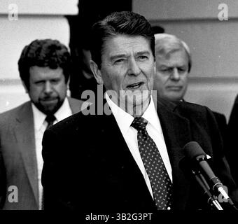 17. April 2015 - Washington, District of Columbia, Vereinigte Staaten von Amerika - Washington, DC. 2-13-1984.Präsident Ronald Reagan mit König Hussein II. Von Jordanien am südlichen Portico des Weißen Hauses zum Abschluss ihres Treffens. Credit: Mark Reinstein (Credit Image: © Mark Reinstein via ZUMA Wire) Stockfoto