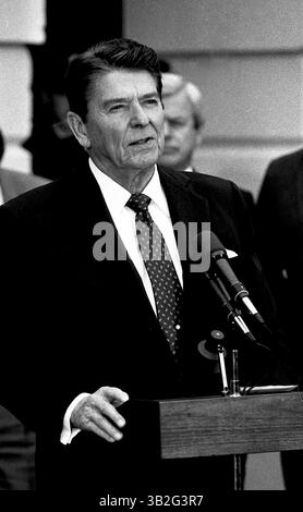 17. April 2015 - Washington, District of Columbia, Vereinigte Staaten von Amerika - Washington, DC. 2-13-1984.Präsident Ronald Reagan mit König Hussein II. Von Jordanien am südlichen Portico des Weißen Hauses zum Abschluss ihres Treffens. Credit: Mark Reinstein (Credit Image: © Mark Reinstein via ZUMA Wire) Stockfoto