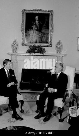 17. April 2015 - Washington, District of Columbia, Vereinigte Staaten von Amerika - Washington, DC. 2.-13.-1984. Präsident Ronald Reagan trifft sich mit König Hussein II. Von Jordanien im Oval Office des Weißen Hauses. Credit: Mark Reinstein (Credit Image: © Mark Reinstein Via ZUMA Wire) Stockfoto
