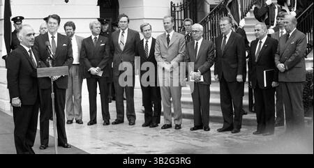 17. April 2015 - Washington, District of Columbia, Vereinigte Staaten von Amerika - Washington, DC. 2-13-1984.Präsident Ronald Reagan mit König Hussein II. Von Jordanien am südlichen Portico des Weißen Hauses zum Abschluss ihres Treffens. Credit: Mark Reinstein (Credit Image: © Mark Reinstein via ZUMA Wire) Stockfoto