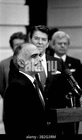17. April 2015 - Washington, District of Columbia, Vereinigte Staaten von Amerika - Washington, DC. 2-13-1984.Präsident Ronald Reagan mit König Hussein II. Von Jordanien am südlichen Portico des Weißen Hauses zum Abschluss ihres Treffens. Credit: Mark Reinstein (Credit Image: © Mark Reinstein via ZUMA Wire) Stockfoto