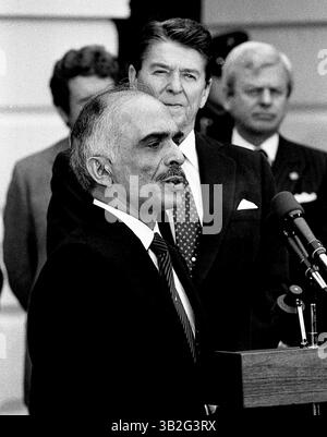 17. April 2015 - Washington, District of Columbia, Vereinigte Staaten von Amerika - Washington, DC. 2-13-1984.Präsident Ronald Reagan mit König Hussein II. Von Jordanien am südlichen Portico des Weißen Hauses zum Abschluss ihres Treffens. Credit: Mark Reinstein (Credit Image: © Mark Reinstein via ZUMA Wire) Stockfoto