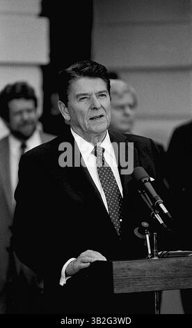 17. April 2015 - Washington, District of Columbia, Vereinigte Staaten von Amerika - Washington, DC. 2-13-1984.Präsident Ronald Reagan mit König Hussein II. Von Jordanien am südlichen Portico des Weißen Hauses zum Abschluss ihres Treffens. Credit: Mark Reinstein (Credit Image: © Mark Reinstein via ZUMA Wire) Stockfoto