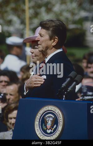 10. Mai 2015: Washington, District of Columbia, Vereinigte Staaten von Amerika - Washington, DC. 4.-18. 1982. Präsident Ronald Reagan hält während der Nationalhymne die Hand über sein Herz, während Königin Beatrix von den Niederlanden bei der offiziellen Begrüßungszeremonie für den Staatsbesuch der Königin in den USA neben ihm steht. . Abbildung: Mark Reinstein (Bild: © Mark Reinstein via ZUMA Wire) Stockfoto