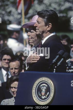 23. Mai 2015: Washington, District of Columbia, Vereinigte Staaten von Amerika - Washington, DC. 4.-18. 1982. Präsident Ronald Reagan hält während der Nationalhymne die Hand über sein Herz, während Königin Beatrix von den Niederlanden bei der offiziellen Begrüßungszeremonie für den Staatsbesuch der Königin in den USA neben ihm steht. . Abbildung: Mark Reinstein (Bild: © Mark Reinstein via ZUMA Wire) Stockfoto