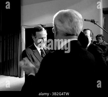 April 18,1991 - Washington, District of Columbia, USA - der ehemalige Präsident GEORGE H.W. BUSH schüttelt den Gästen in Zimmer 450 OEOB die Hand. (Kreditbild: © Mark Reinstein/ZUMA Wire) Stockfoto