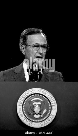 18. April 1991: Washington, District of Columbia, USA – der ehemalige Präsident GEORGE H.W. BUSH gibt zusammen mit dem Bildungsminister Lamar Alexander einen Strategiebericht über den Zustand der nationalen Bildung. (Kreditbild: © Mark Reinstein/ZUMA Wire) Stockfoto