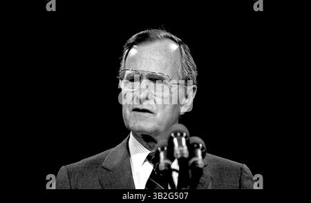 18. April 1991: Washington, District of Columbia, USA – der ehemalige Präsident GEORGE H.W. BUSH gibt zusammen mit dem Bildungsminister Lamar Alexander einen Strategiebericht über den Zustand der nationalen Bildung. (Kreditbild: © Mark Reinstein/ZUMA Wire) Stockfoto
