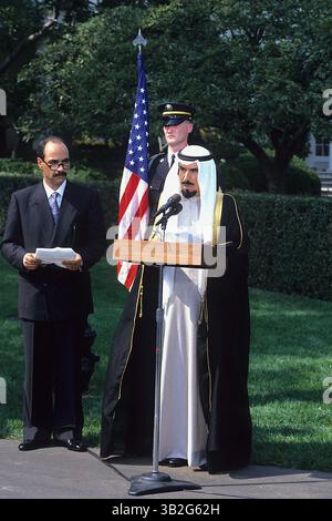 September 1990 - Washington, District of Columbia, Vereinigte Staaten von Amerika - Washington, DC. September 28-1990. Der Emir von Kuwait Scheich Jaber III Al-Ahmad Al-Jaber Al-Sabah spricht während seines Besuchs nach der Invasion Kuwaits durch den Irak mit der Presse auf dem Südrasen des Weißen Hauses. Der Krieg ist auch unter anderen Namen bekannt, wie dem Persischen Golfkrieg, dem Ersten Golfkrieg, dem Ersten Golfkrieg, dem Kuwaitenkrieg oder dem Ersten Irakkrieg, bevor der Begriff „Irakkrieg“ stattdessen mit dem Irakkrieg von 2003 identifiziert wurde (in den USA auch als „Freiheitsoperation“ bezeichnet). Kuwaits Invasion durch irakische Truppen begann 2 Stockfoto