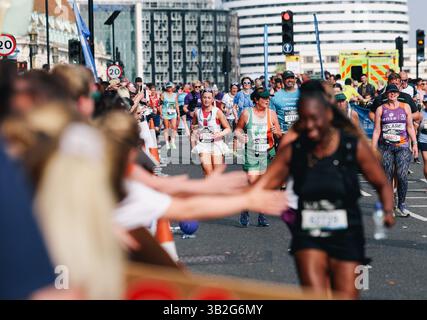 London, Großbritannien. April 2025. Läufer nähern sich der Ziellinie beim TCS London Marathon 2025 während des TCS London Marathon am 27. April 2025 in London, England, Vereinigtes Königreich Credit: Andrew Sumner/Alamy Live News Stockfoto