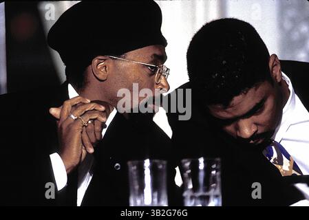 10. Dezember 2014 - Washington, District of Columbia, Vereinigte Staaten von Amerika - Washington, DC. 1-6-1994. Spike Lee bei der National Rainbow Coalition Conference. . Die Rettung von Menschen vor schwarz-schwarzer Gewalt ist das Hauptthema der Konferenz, die von der National Rainbow Coalition, der politischen Organisation, die Jackson gegründet hat und weiterhin leitet, und sieben anderen nationalen schwarzen Gruppen gesponsert wird. Credit: Mark Reinstein (Credit Image: © Mark Reinstein via ZUMA Wire) Stockfoto