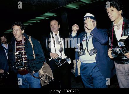 April 2015 - Washington, District of Columbia, Vereinigte Staaten von Amerika - Washington, DC. Dezember 1983.Ron Galella wartet zusammen mit 4 anderen Paparazzen auf die Sterne außerhalb des State Duty Nach dem Empfang der Kennedy Center Honors. . Abbildung: Mark Reinstein (Bild: © Mark Reinstein via ZUMA Wire) Stockfoto