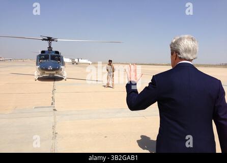 24. März 2013 – Bagdad, Irak – US-Außenminister John Kerry winkt der Besatzung des Hubschraubers zu, der ihn während seines unangekündigten Besuchs am 24. März 2013 nach Bagdad, Irak, transportieren wird. (Kreditbild: © US State Department/Planet Pix via ZUMA Wire) Stockfoto
