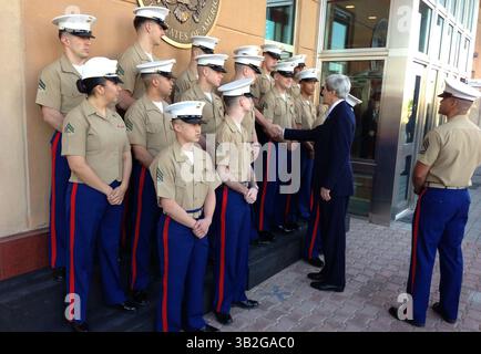 24. März 2013 – Bagdad, Irak – US-Außenminister John Kerry spricht am 24. März 2013 in Bagdad, Irak, mit der Marine-Garde. (Kreditbild: © US State Department/Planet Pix via ZUMA Wire) Stockfoto